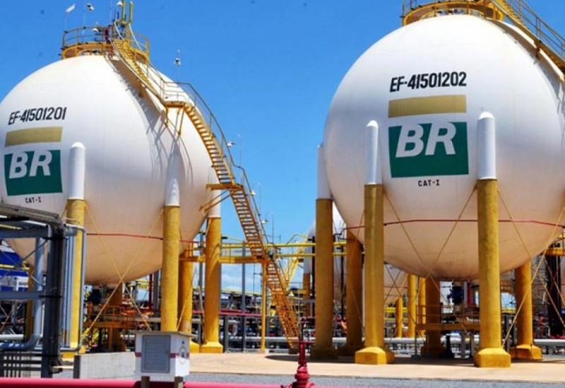 petrobras-reduz-preco-do-diesel-e-da-gasolina-na-refinaria_1476546074-b