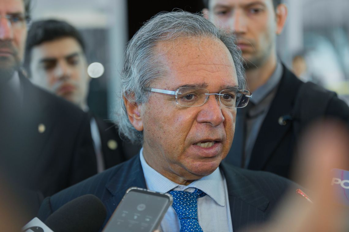 O ministro da Economia, Paulo Guedes, fala à imprensa