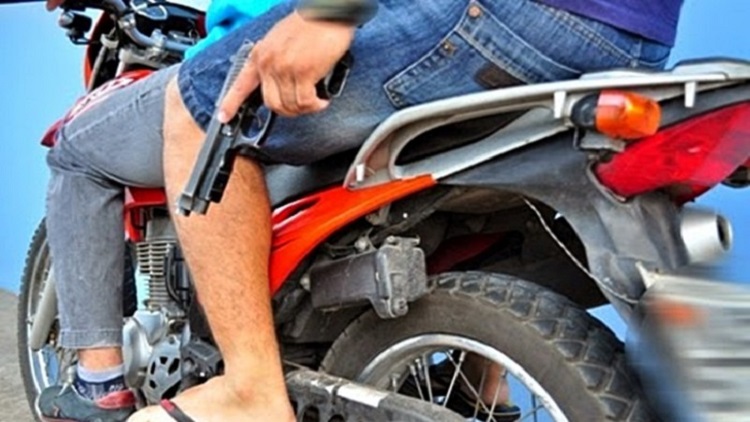 moto-com-arma-700x418