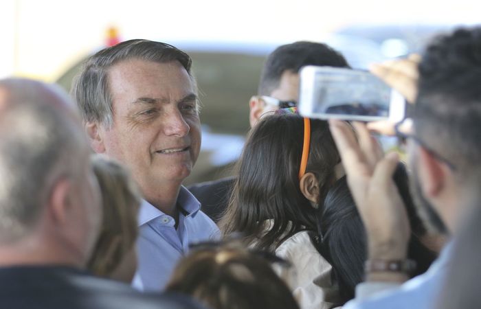 O presidente Jair Bolsonaro fala à imprensa no Palácio da Alvorada.