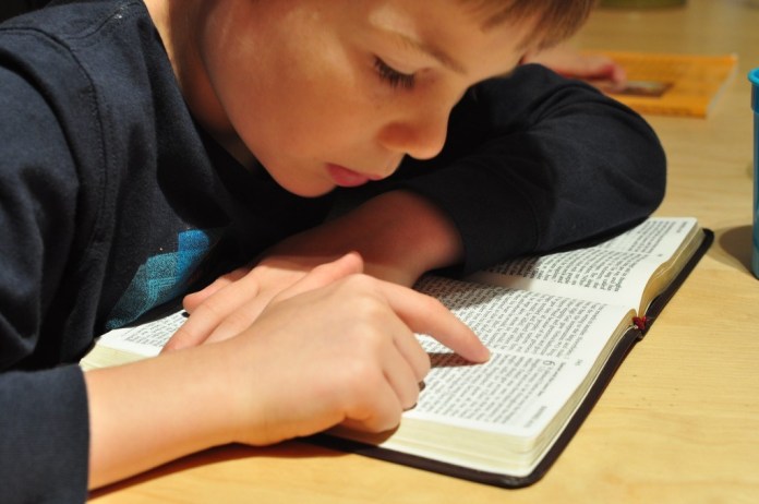 escola-menino-biblia-policia-1