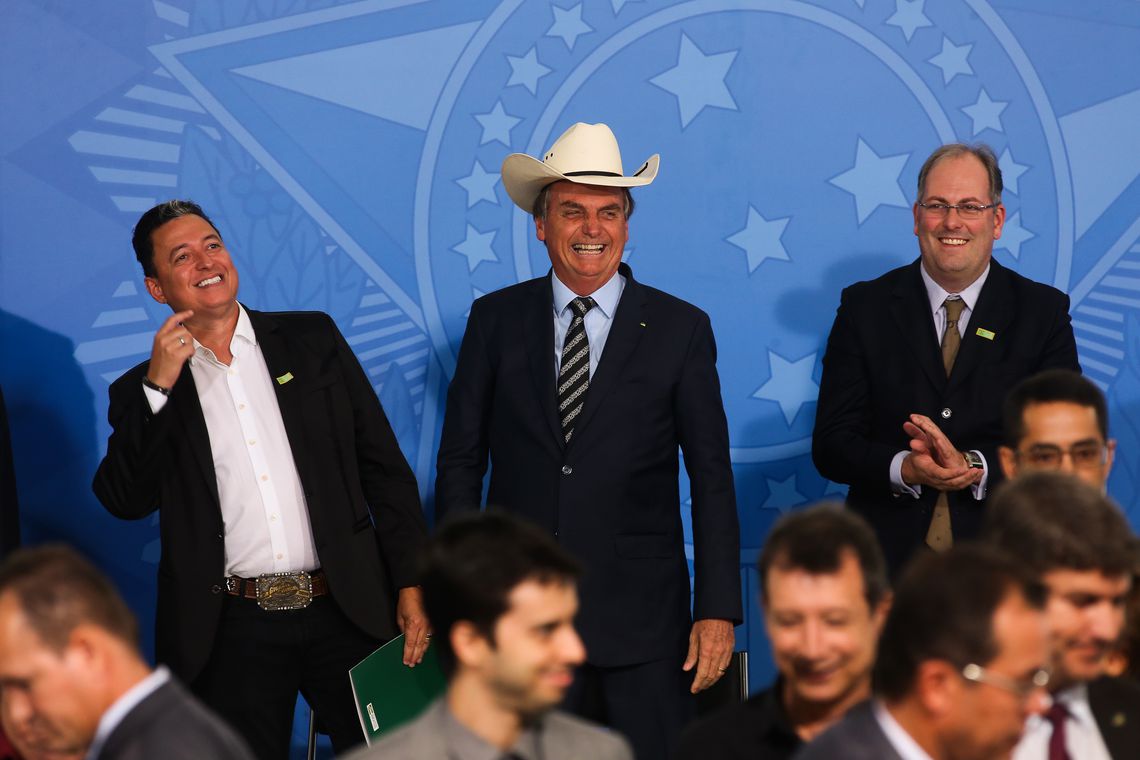 O presidente Jair Bolsonaro se encontra com sertanejos no Palácio do Planalto