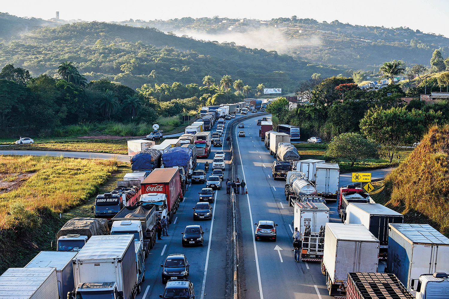 Caminhoneiros fazem protesto e pedem por reduÁ¿o de impostos em combustÌveis
