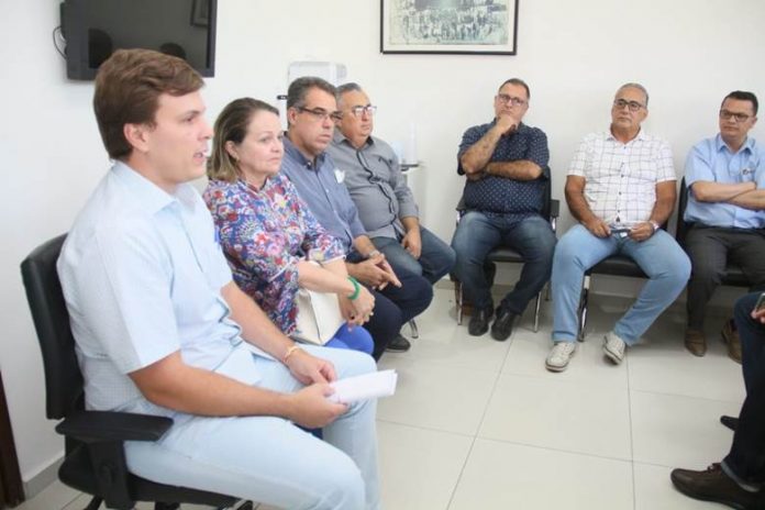 miguel-coelho-e-representantes-religiosos-696x464