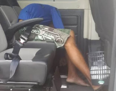 dentro do carro