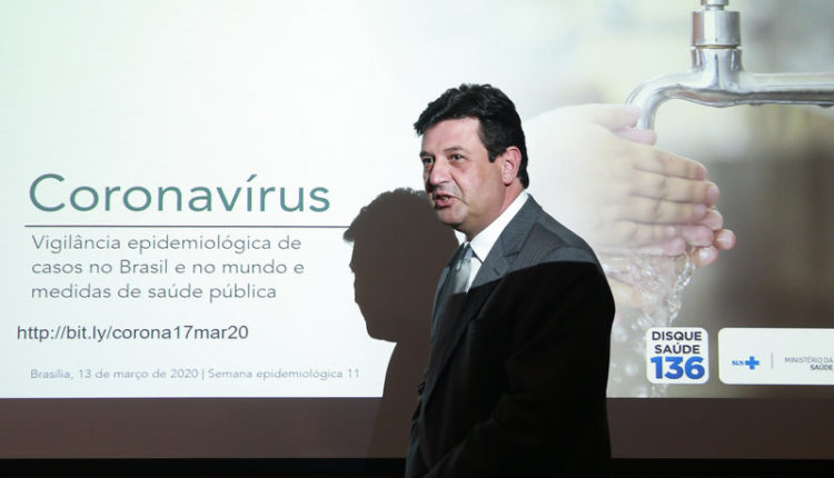 O ministro da Saúde, Luiz Henrique Mandetta, confirma a primeira morte por Covid-19 em São Paulo, durante entrevista à imprensa