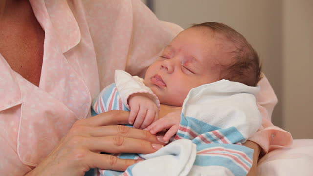 mae-segurando-bebe-2