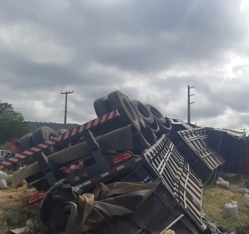 Carreta-carregada-com-milho-tomba-na-BR-232-em-Pesqueira-no-Agreste