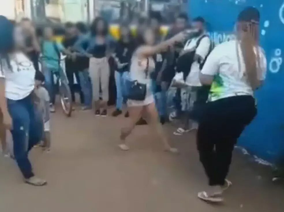 Jovem aponta 24-arma-para-aluna-durante-briga-em-frente-a-escola-no-DF