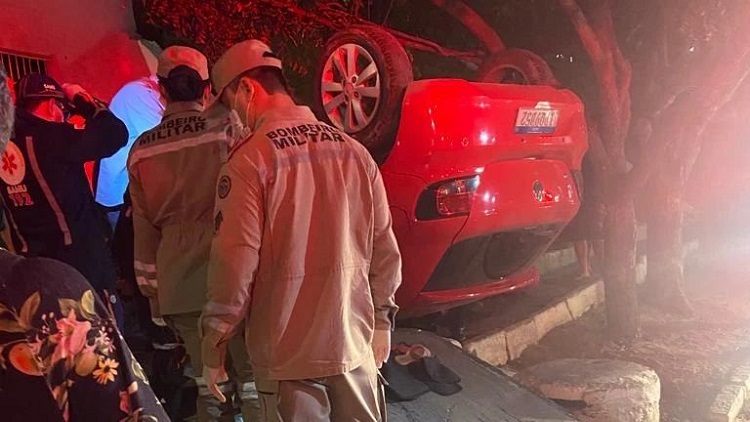carro vermelho cai na dutra