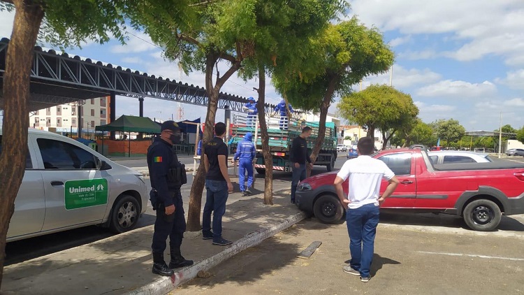 Barracas e bancas-irregulares-sao-retiradas-da-Feira-da-Areia-Branca-3
