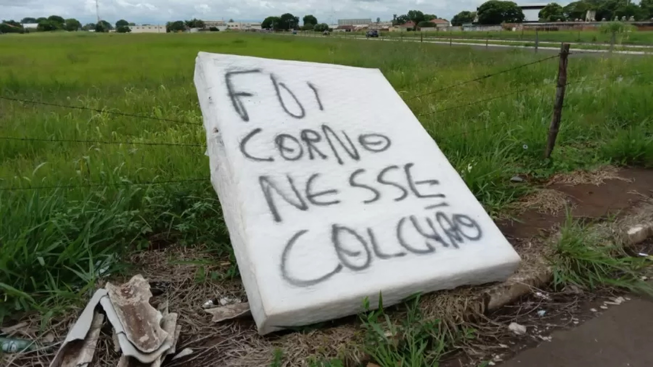 colchao-foi-deixado-em-um-terreno-na-cidade-de-campo-grande-ms-e-estimulou-a-imaginacao-dos-internautas-1671489196561_v2_900x506.jpg_Easy-Resize.com_