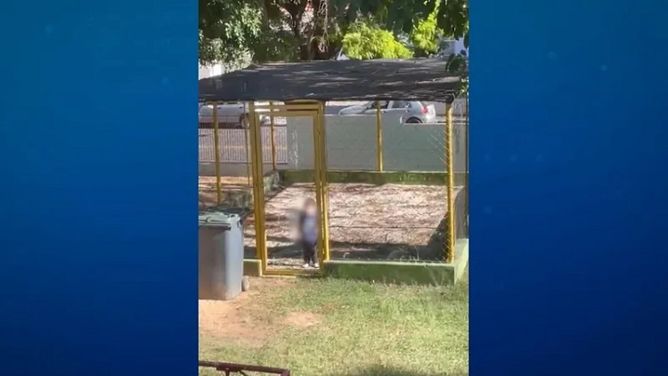 crianca afastada-em-jaula-