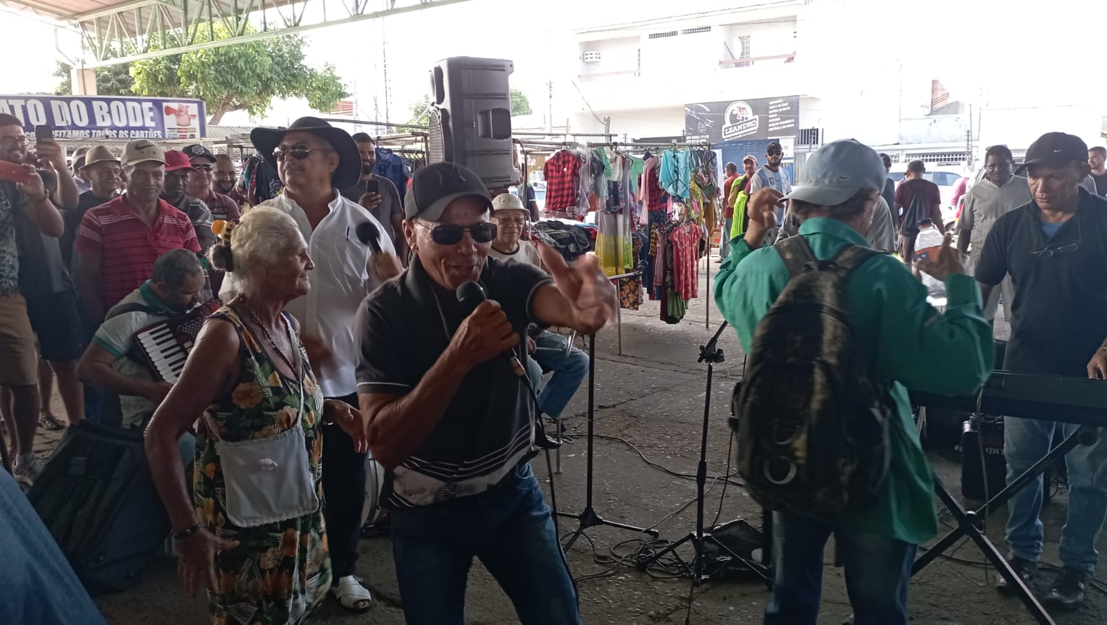 poeta na feira 80c8f4b8-31ac-4a5f-8875-4efe5c6403f3